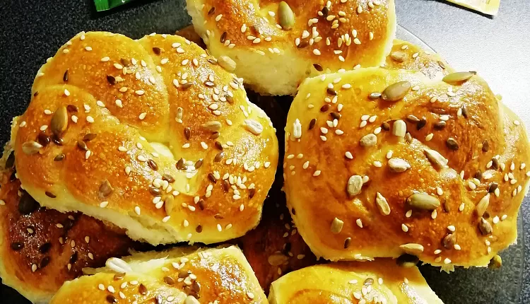 Бейгл с лососем и рукколой