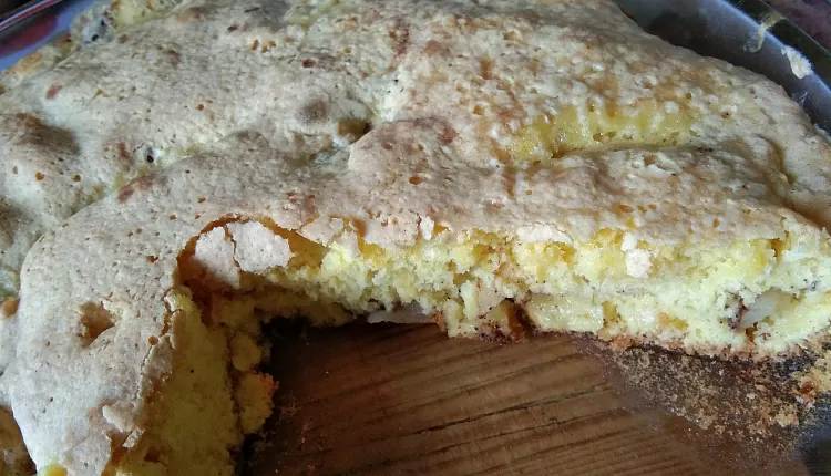 Шарлотка яблочная с корицей и миндальными лепестками