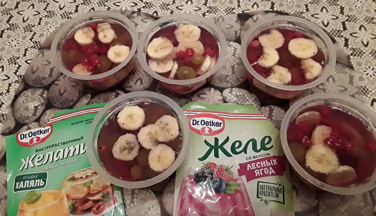 Желе с кусочками банана