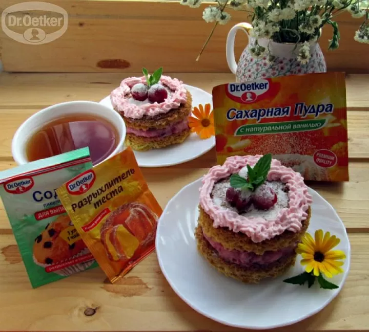 Вишневое пирожное со сливками фото