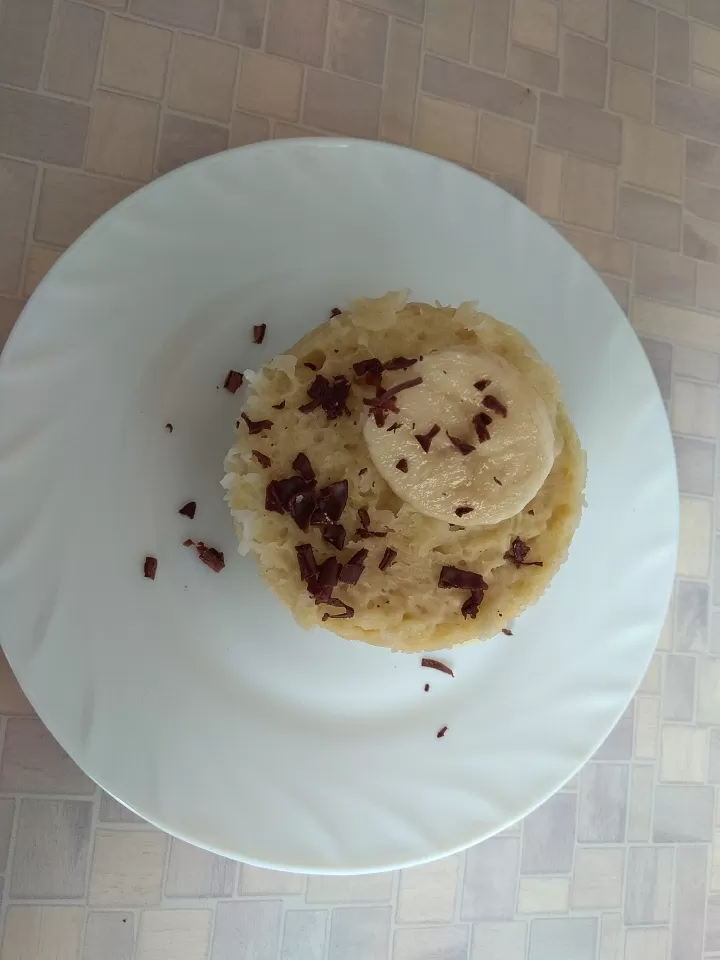 Банановый кекс в кружке фото