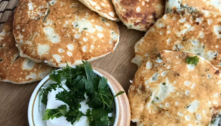 Сырные оладушки с зеленью