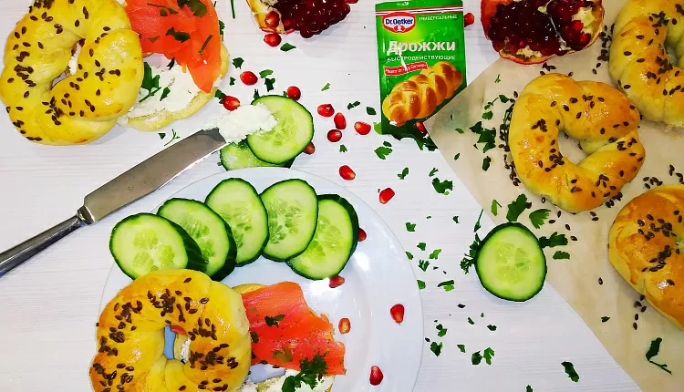 Бейгл с лососем и рукколой