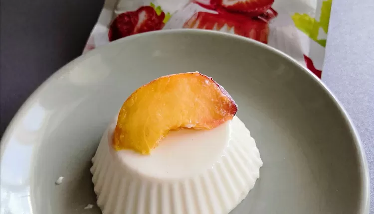 Панакота классическая с клубничным соусом