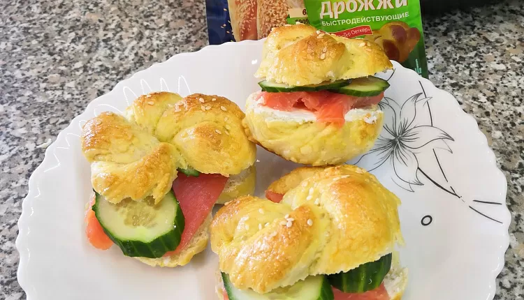 Бейгл с лососем и рукколой