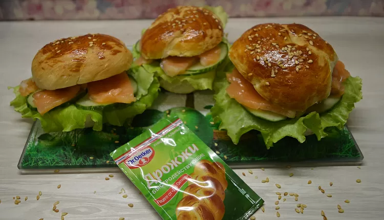 Бейгл с лососем и рукколой
