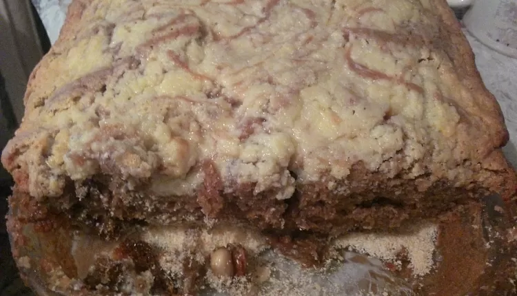 Шоколадный пирог с яблоками и орехами