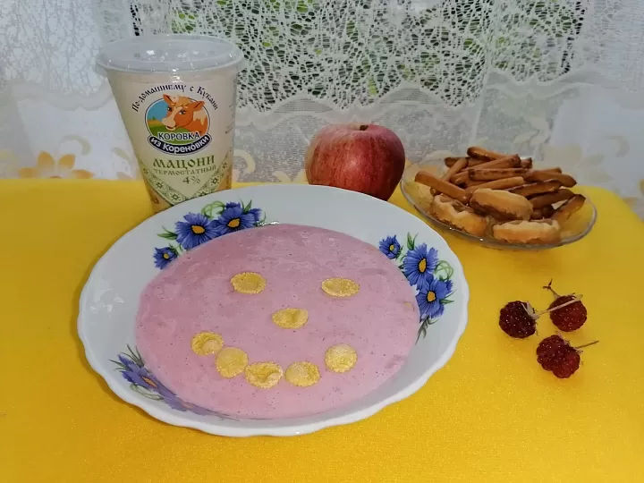 Смузи из банана, мацони, малины с кукурузными хлопьями фото