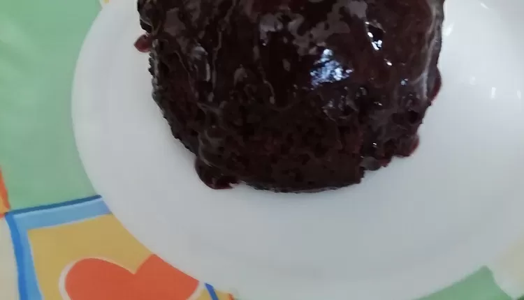 Шоколадный и ванильный кекс в чашке