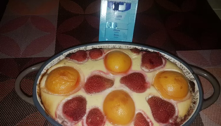 Цветаевский пирог с замороженной клубникой