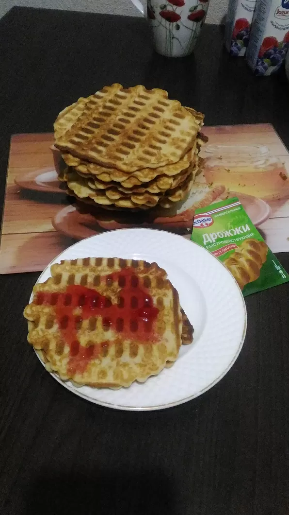 Хрустящие вафли с желе из красной смородины фото