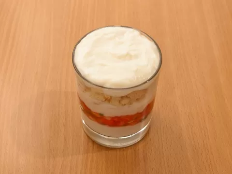 Десерт с рикоттой, клубникой и печеньем фото рецепта