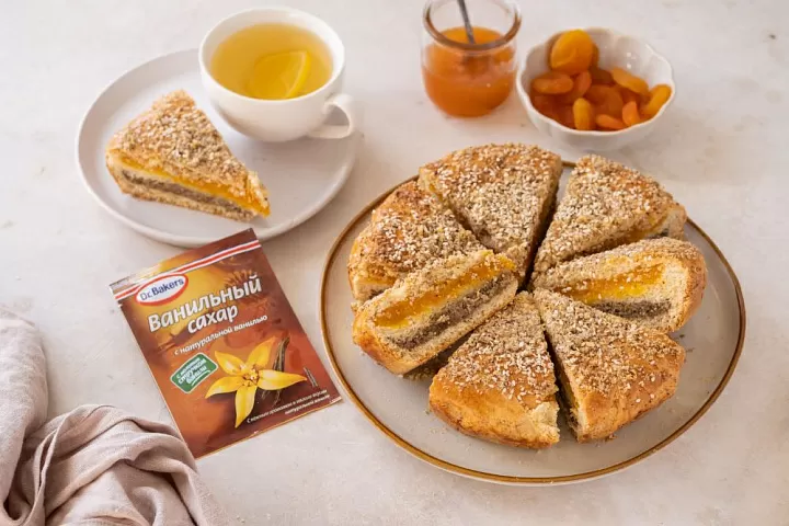 Пирог с курагой и орехами фото