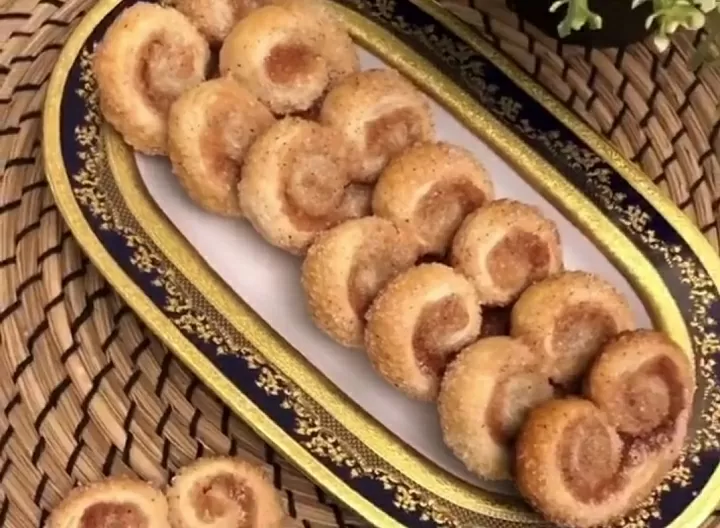 Печенье Ушки из cлоёнoгo тecта c caxapoм и кoрицей  фото рецепта