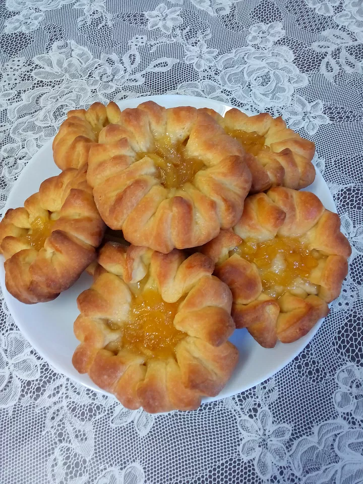 Нежные булочки "Цветочки" с кабачково-лимонным вареньем фото