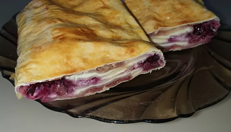 Творожный рулет из лаваша с ягодами