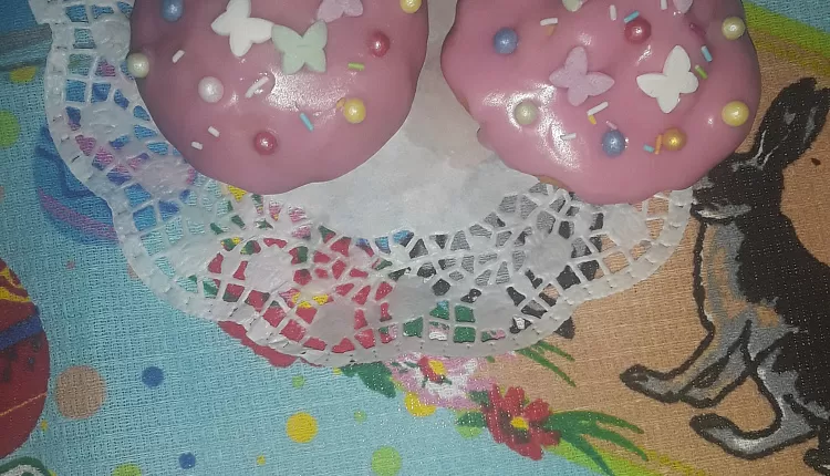 Творожный кулич с клюквой и пасхальным печеньем