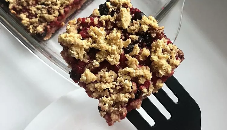 Насыпной пирог с персиковым джемом 