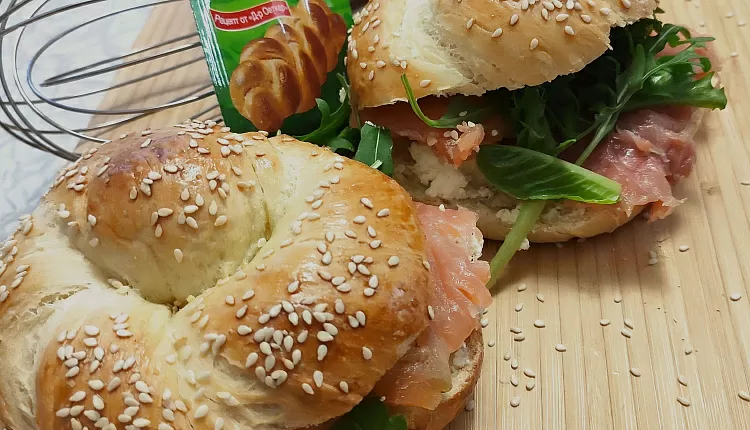 Бейгл с лососем и рукколой