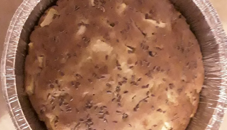 Шарлотка с яблоками и корицей