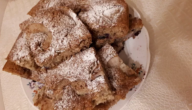 Шарлотка с грушей и яблоками в мультиварке