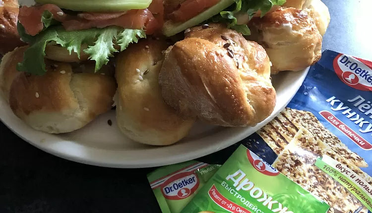 Бейгл с лососем и рукколой