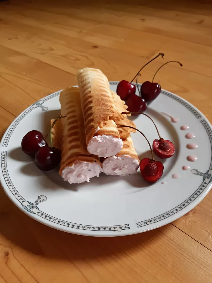 Вафельные трубочки с творожно-черешневой начинкой фото
