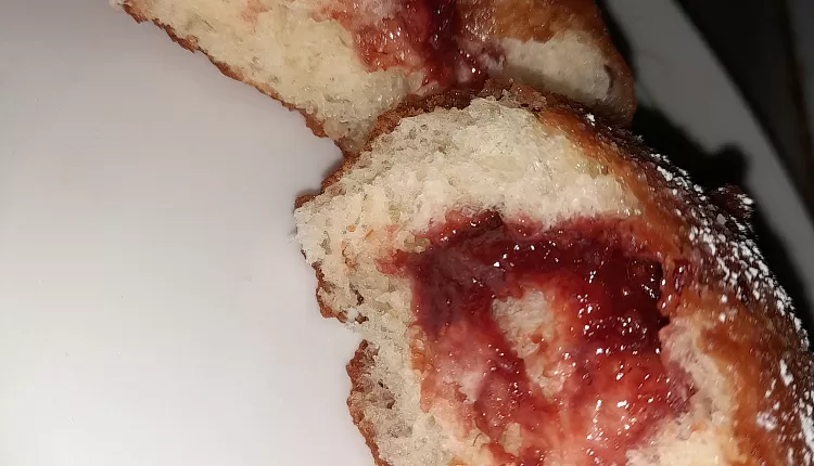 Пончики с клубничным джемом