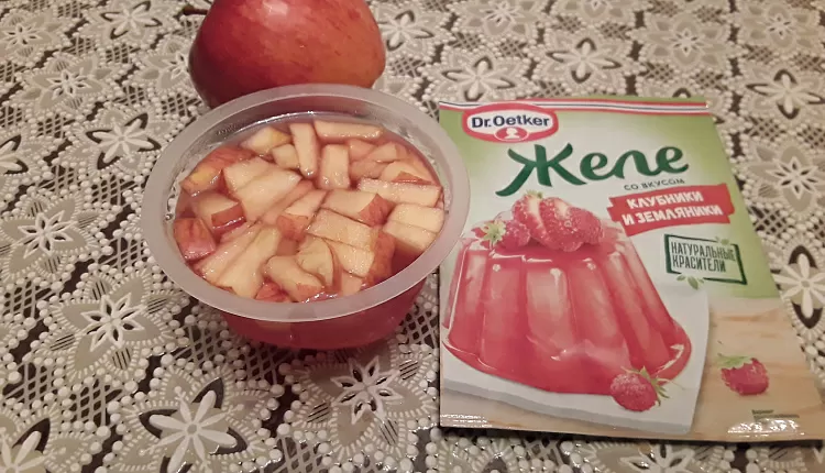 Желе с кусочками яблока