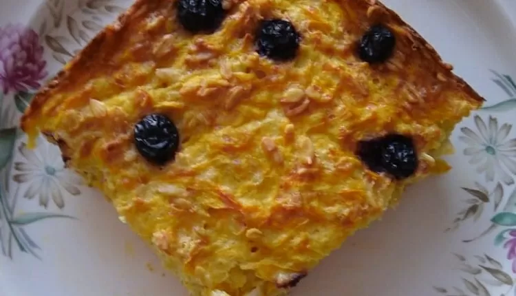 Шарлотка с чёрной смородиной и бананами 