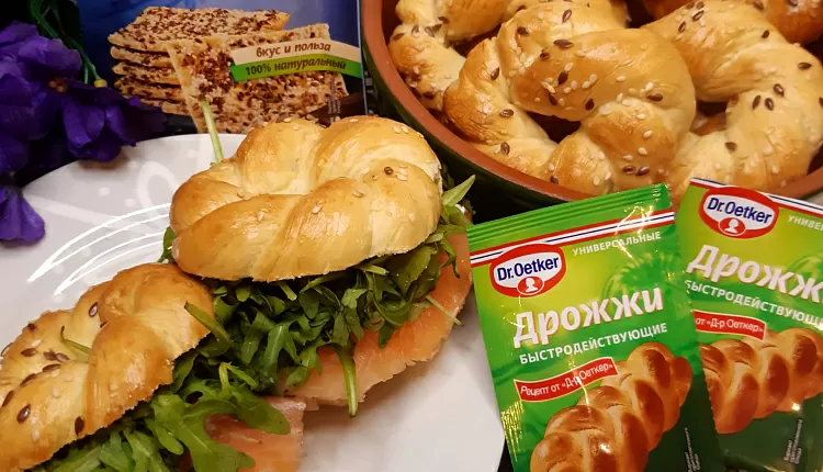 Бейгл с лососем и рукколой