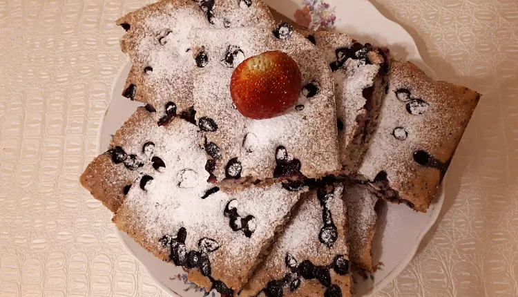 Пирог с чёрной смородиной 