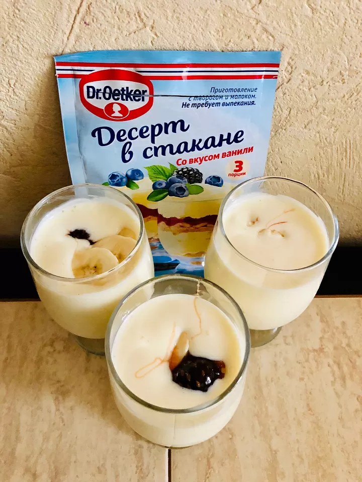 Творожный десерт в стакане с бананом и вареньем из сосновых шишек фото