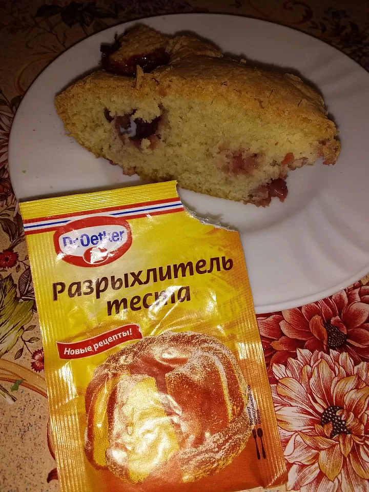 Бисквит с сезонными ягодами фото