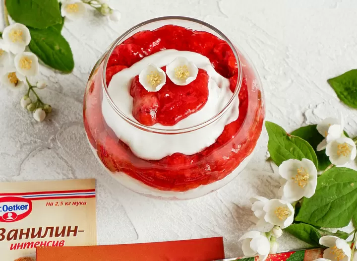 Творожный крем с ягодным соусом фото