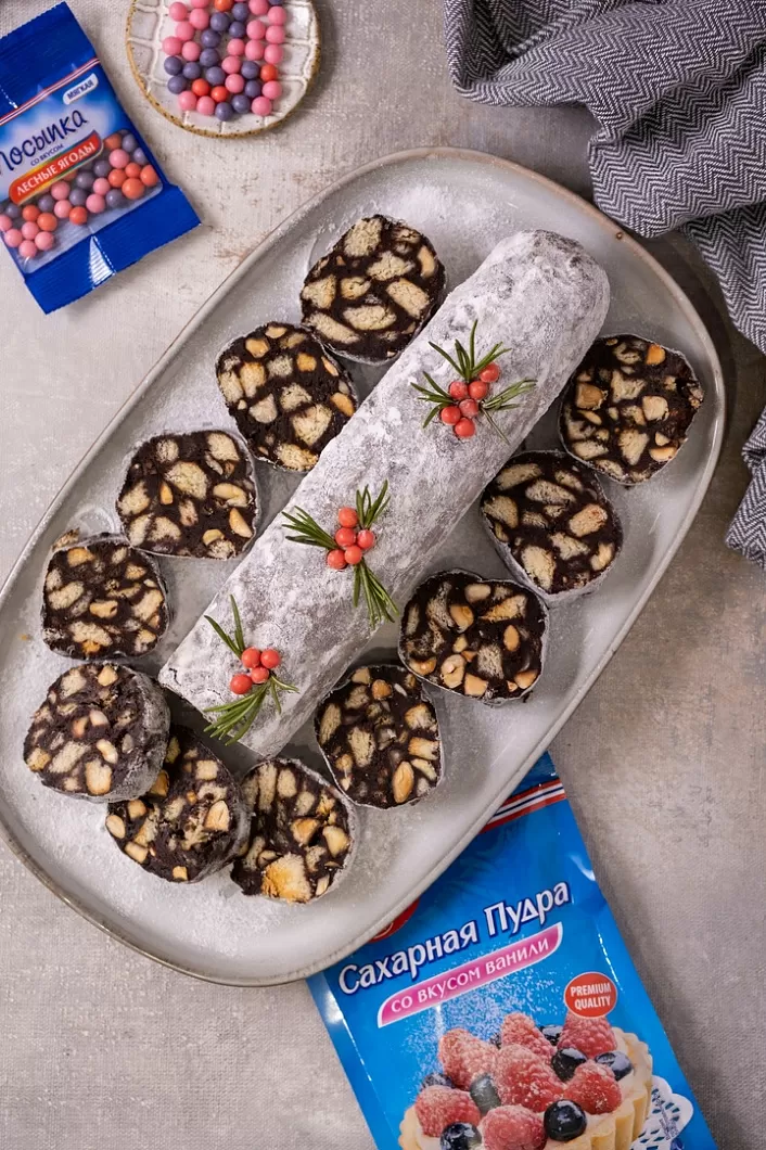 Шоколадная салями из печенья с орехами фото
