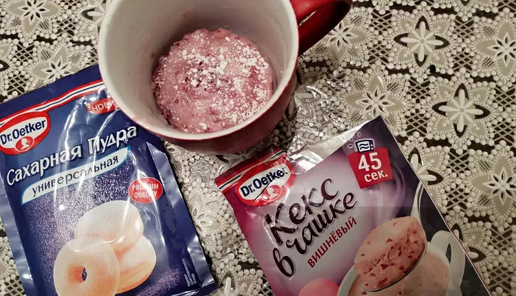 Вишневый кекс в чашке 