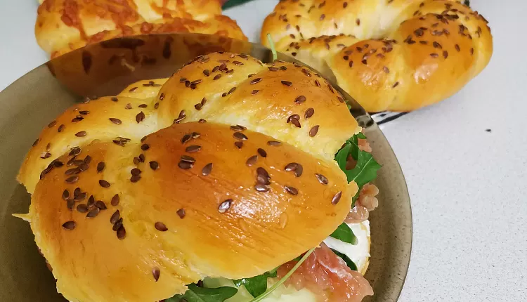 Бейгл с лососем и рукколой
