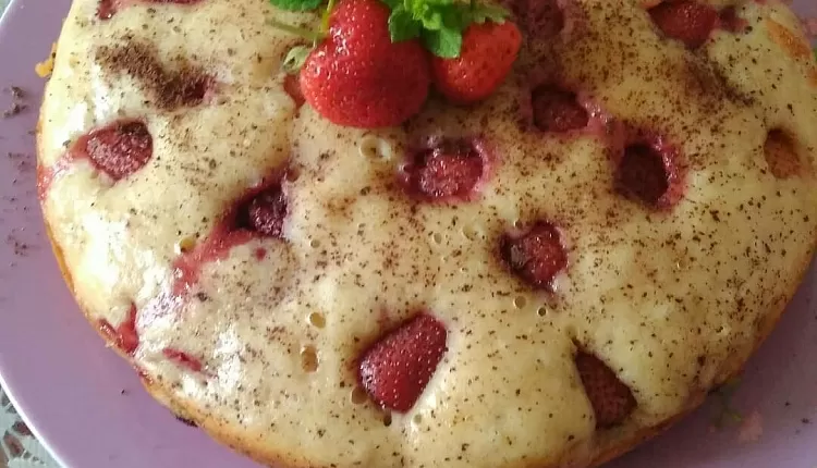 Пирог с клубникой и бананами