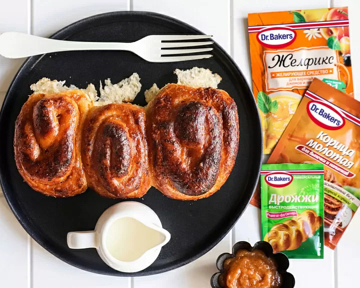 Булочки с абрикосовым джемом и корицей фото