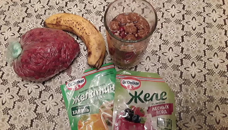 Двух слойное желе с бананами, шоколадными шариками, печеньем и корицей 