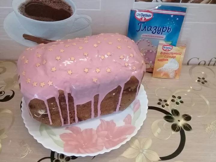 Пасхальный кулич с цукатами и клубничной глазурью фото