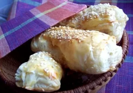 Слойки с мясом и сыром фото