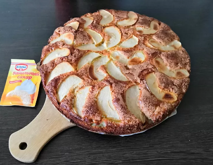 Шарлотка с яблоками фото