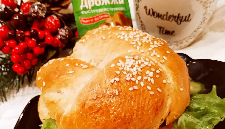 Бейгл с лососем и рукколой