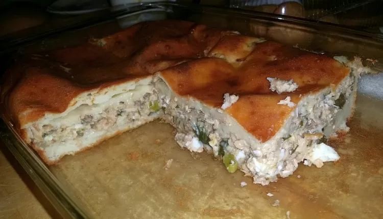 Пирог с рыбными консервами и рисом