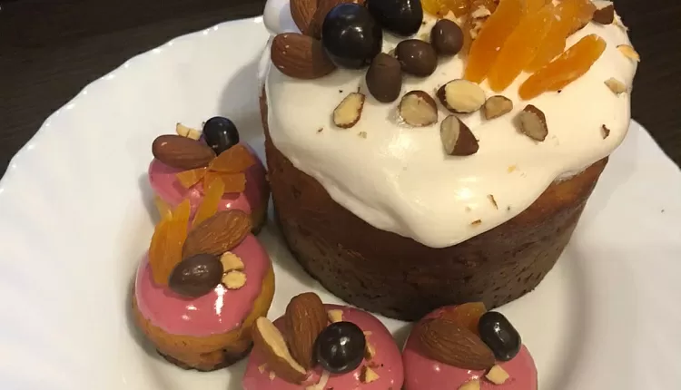 Куличи с изюмом и орехами