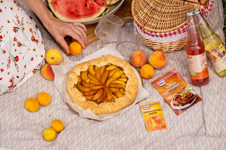 Тонкая галета с персиками фото