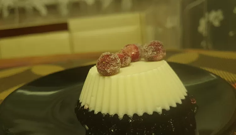 Панакота классическая с клубничным соусом