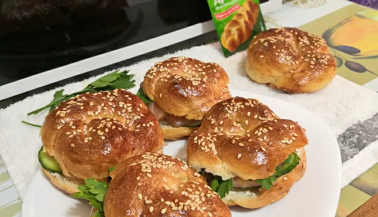 Бейгл с лососем и рукколой